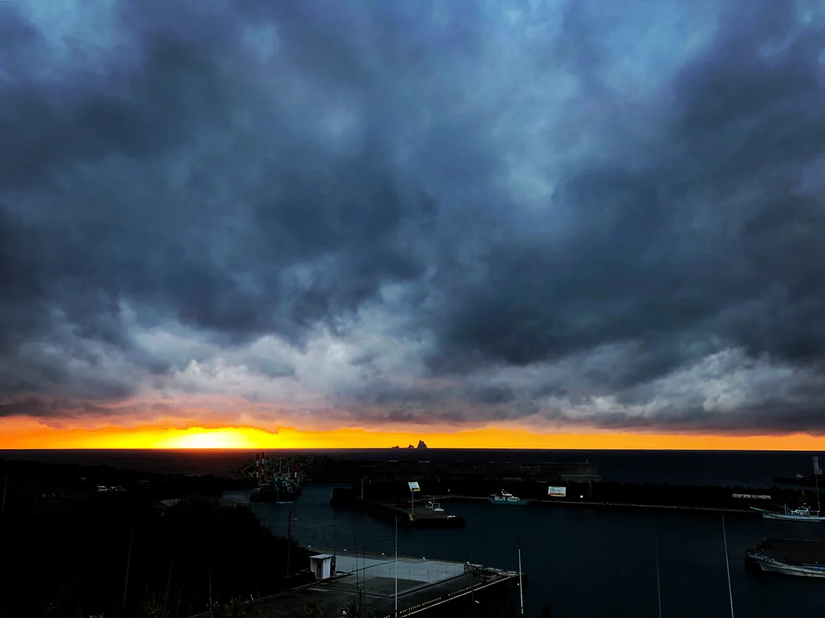 投稿写真：雲の下からサンセット