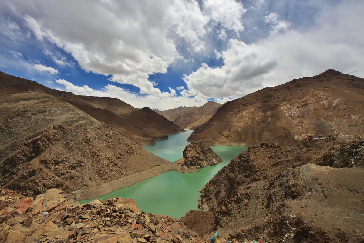 投稿写真：中国の巨大ダム湖