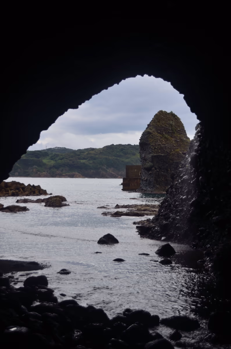 投稿写真：洞窟の向こうの海岸線