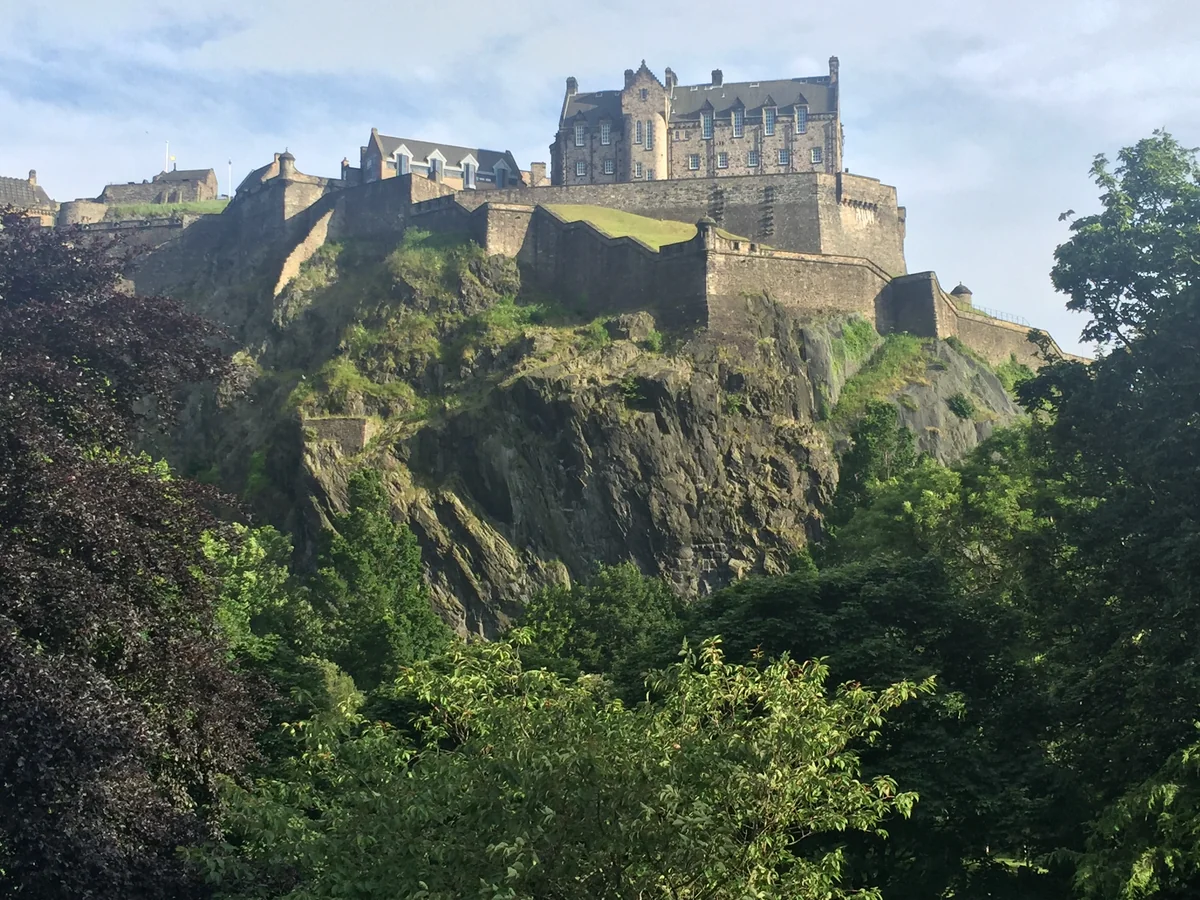 投稿写真：岩山に聳え立つエディンバラ城
