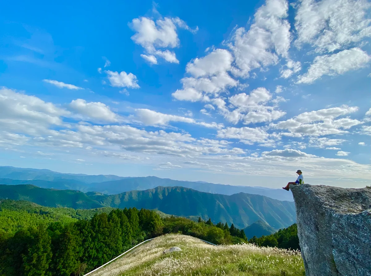 投稿写真：銀色に輝く草原の絶景を臨む祈りの舞台