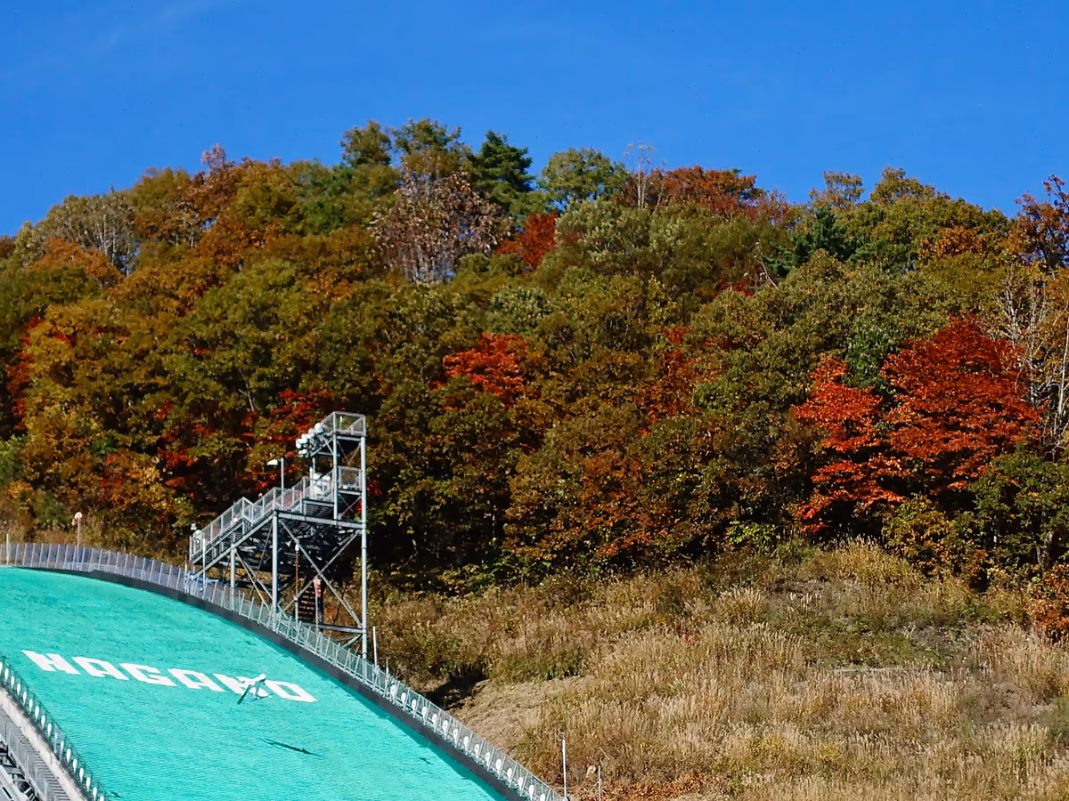 投稿写真：白馬ジャンプ台と紅葉