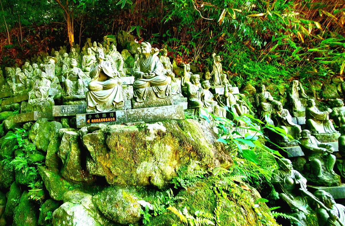 投稿写真：たくさんの石の仏像