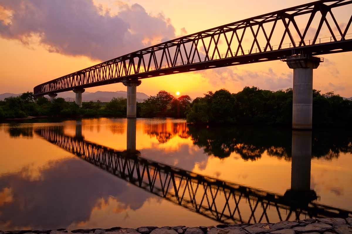 投稿写真：「トラス鉄橋と夕陽」