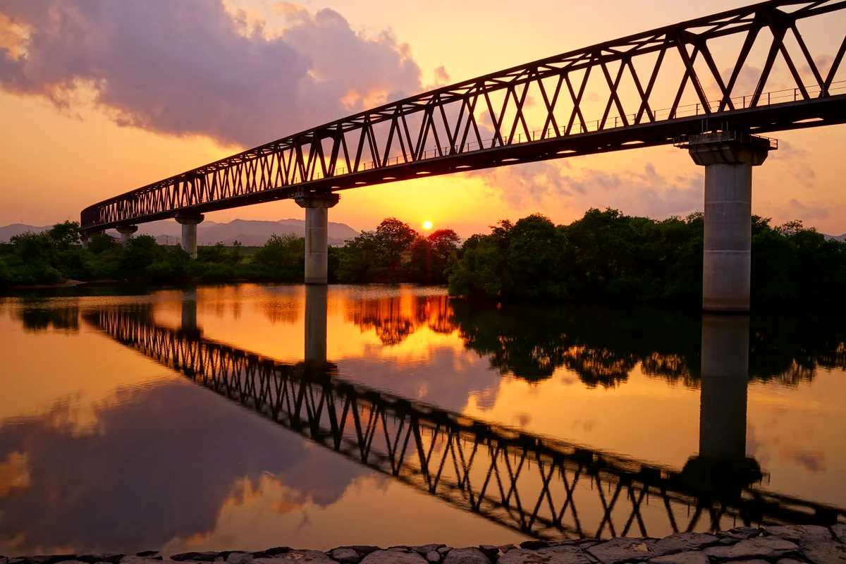 投稿写真：「トラス鉄橋と夕陽」
