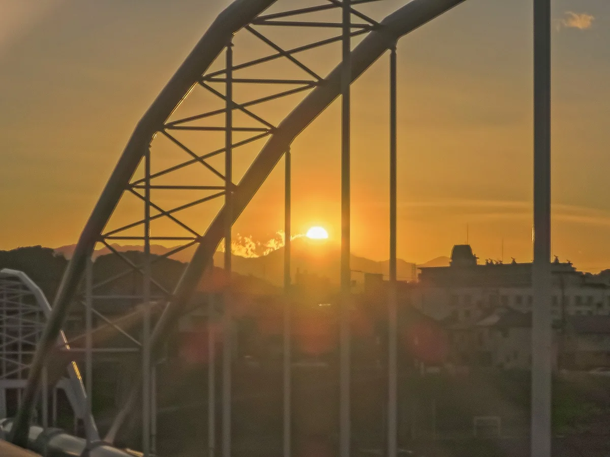 投稿写真：アーチ橋の中のダイヤモンド富士