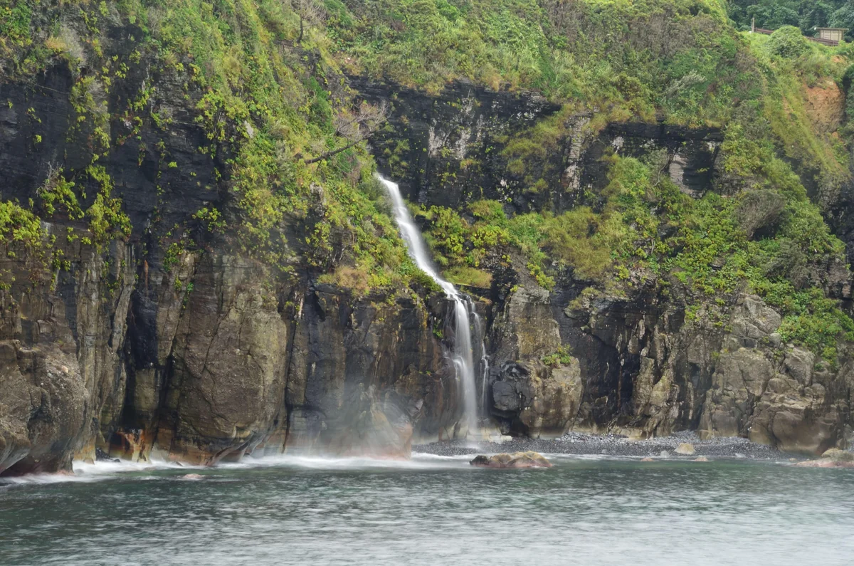 投稿写真：海に落ちる滝