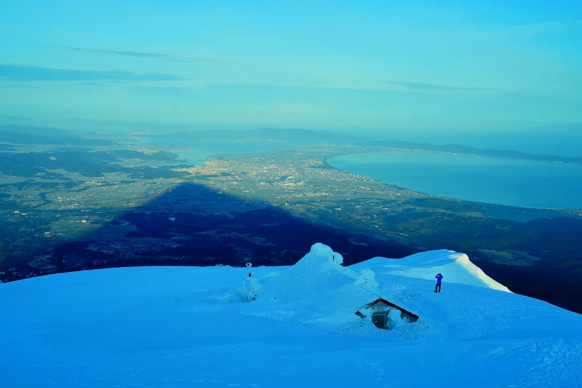 投稿写真：「大山より影大山を望む」