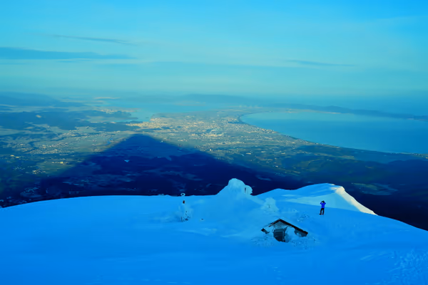 投稿：「大山より影大山を望む」