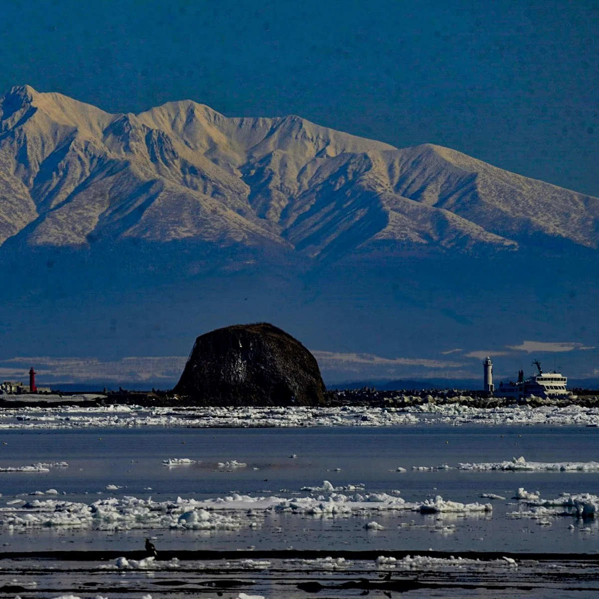 投稿写真：残雪の知床連山と残氷