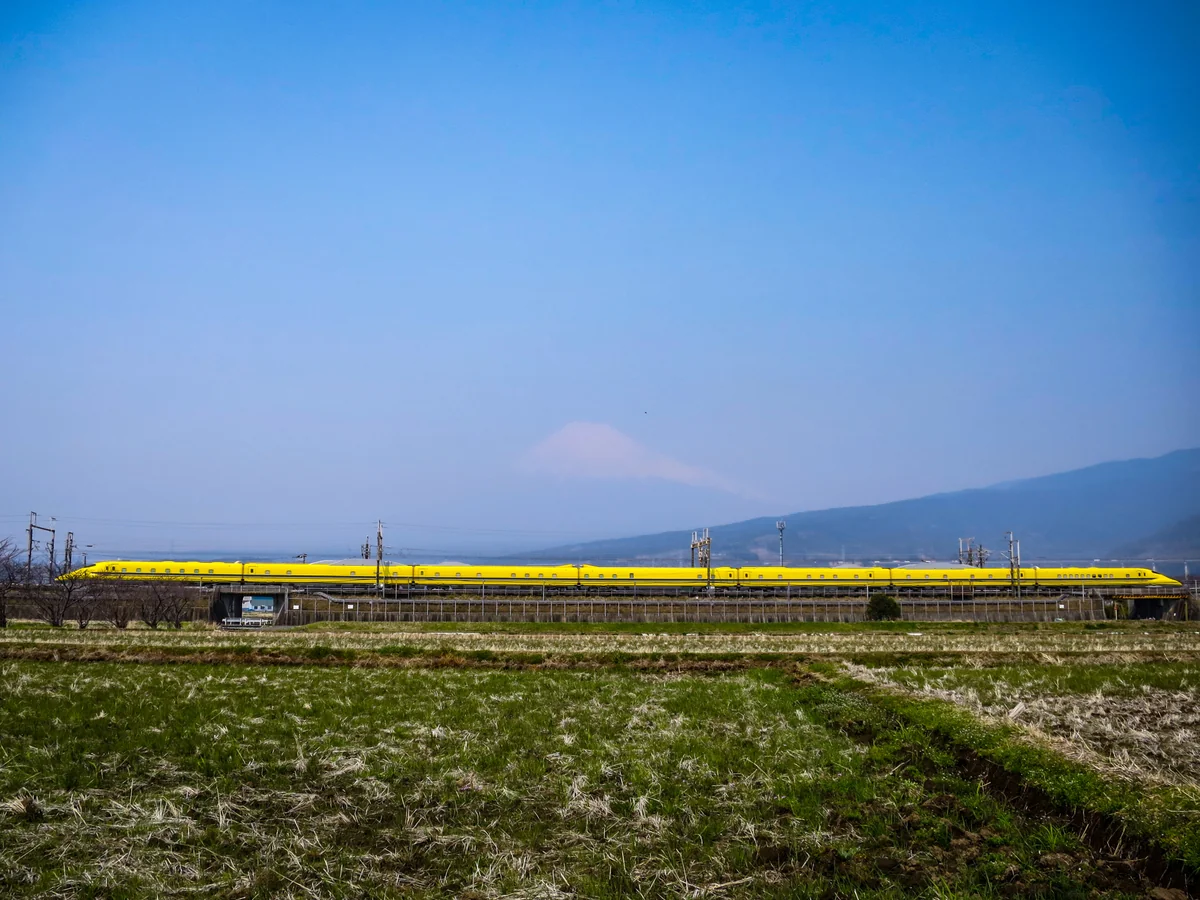 投稿写真：ドクターイエローと霞富士