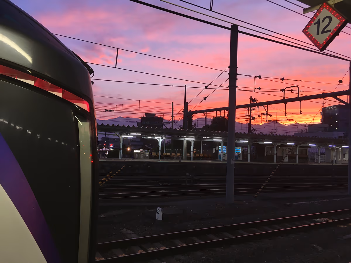 投稿写真：夕焼けを見つめる特急あずさ号