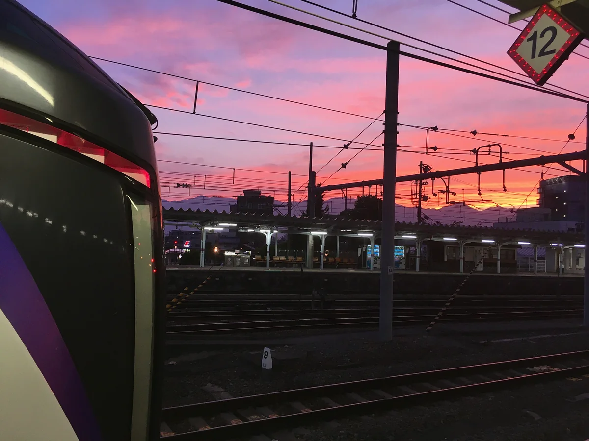 投稿写真：夕焼けを見つめる特急あずさ号