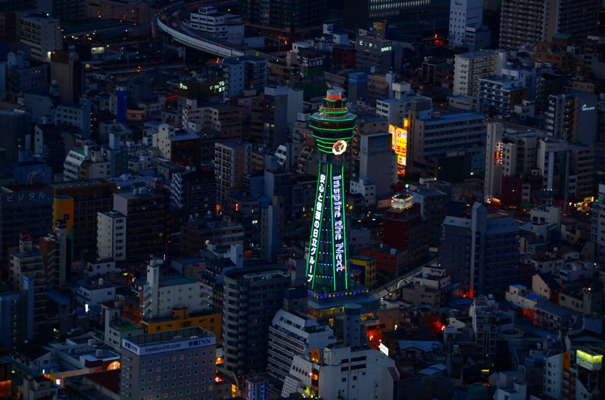 投稿写真：夕闇に立つ通天閣