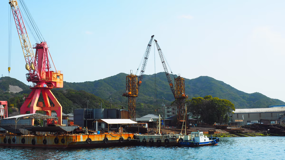 投稿写真：小さい港のクレーン