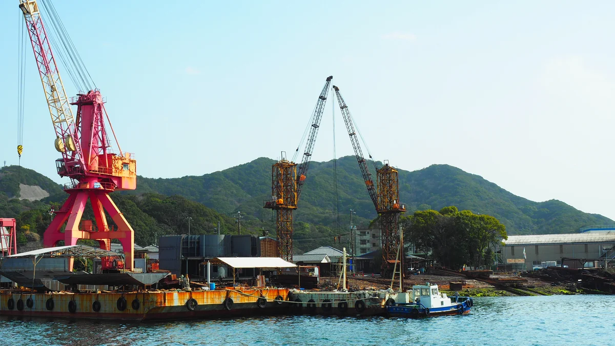 投稿写真：小さい港のクレーン