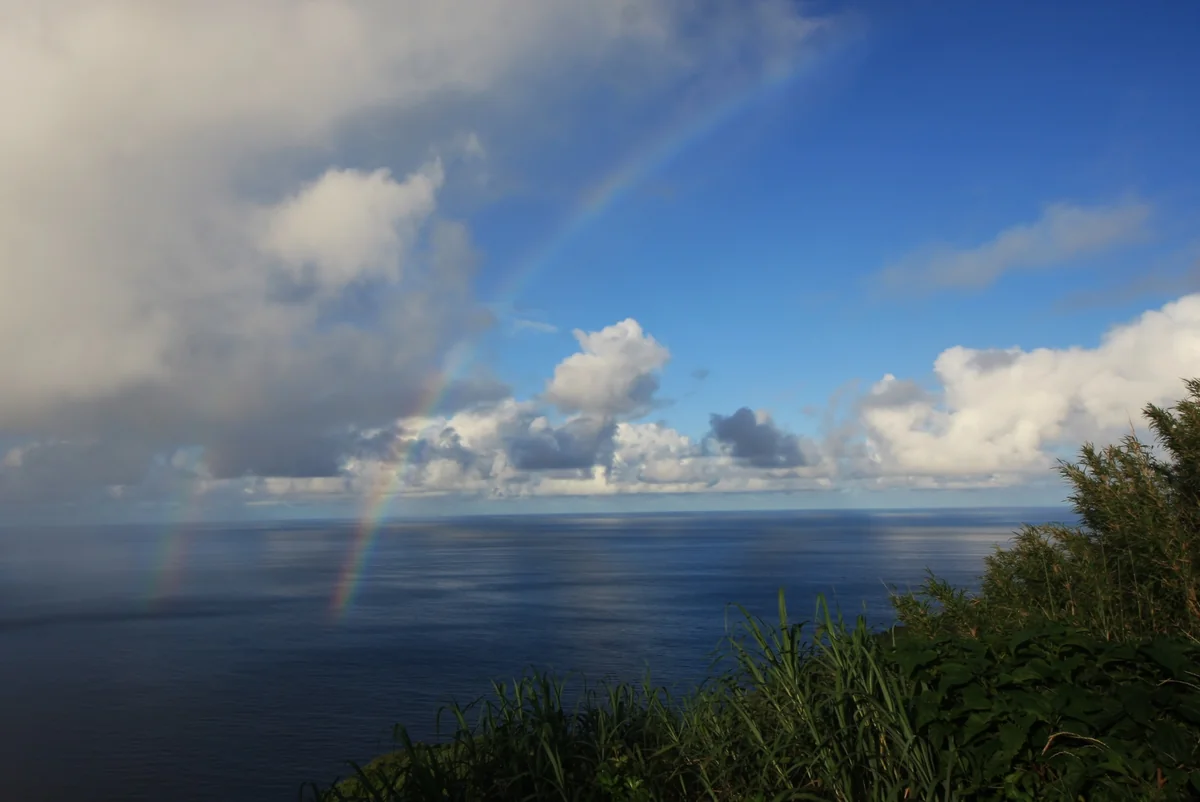 投稿写真：東京都、青ヶ島。海から出る虹
