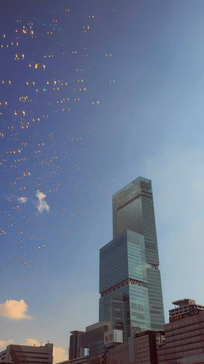 投稿写真：シャボン玉舞う青空