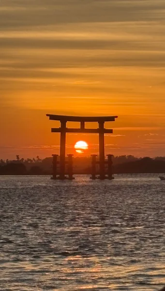 投稿：弁天島の鳥居と夕日