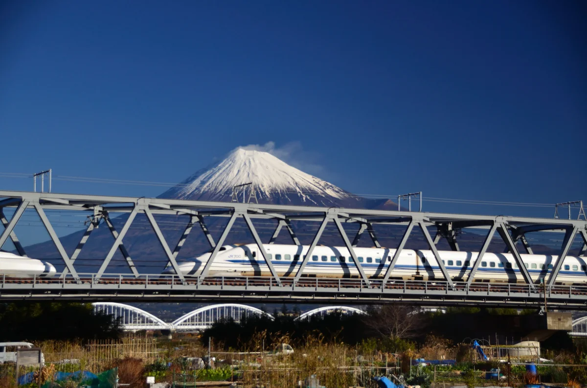 投稿写真：富士山　富士川橋梁を爆走する新幹線