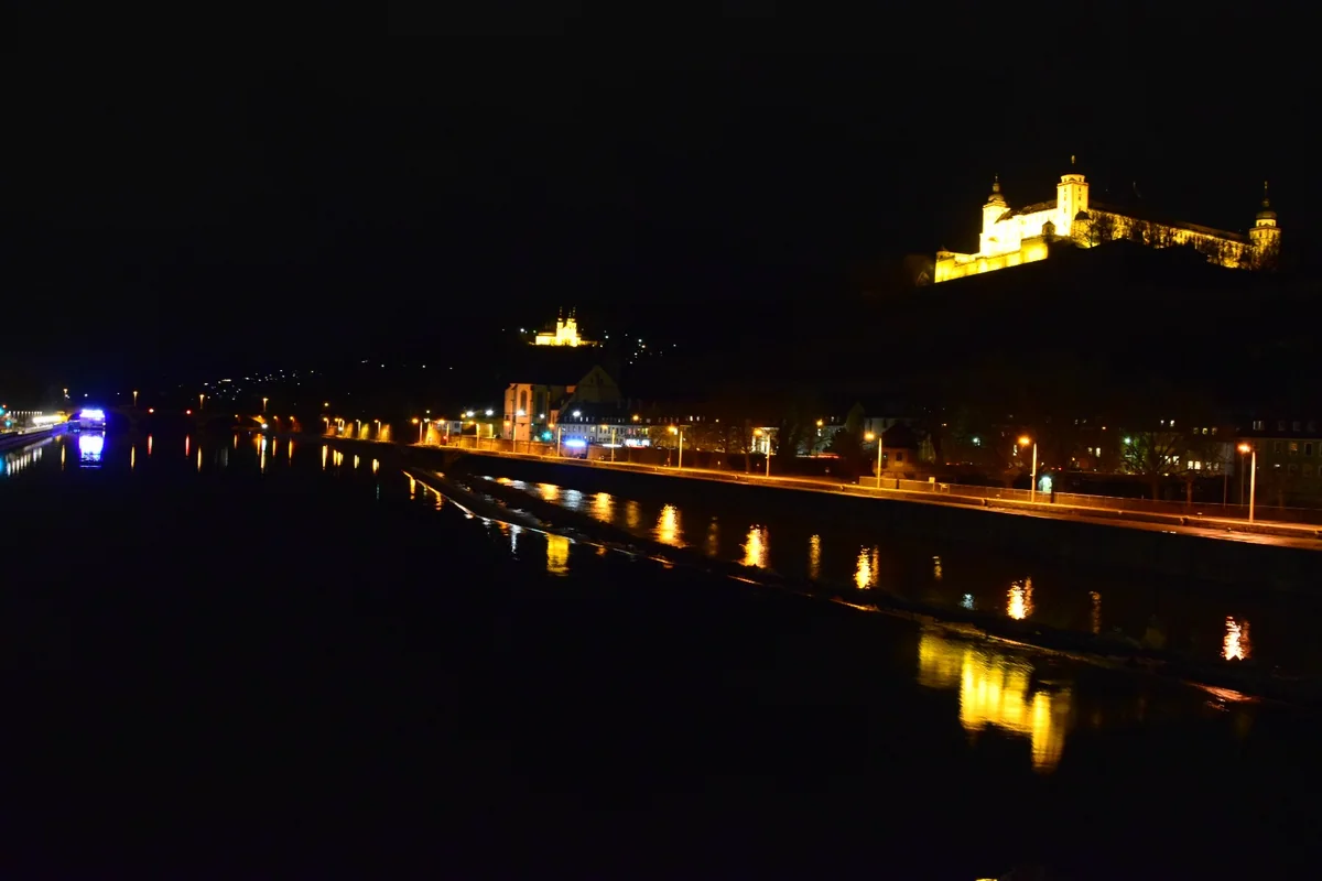 投稿写真：マイン川に映り込む要塞