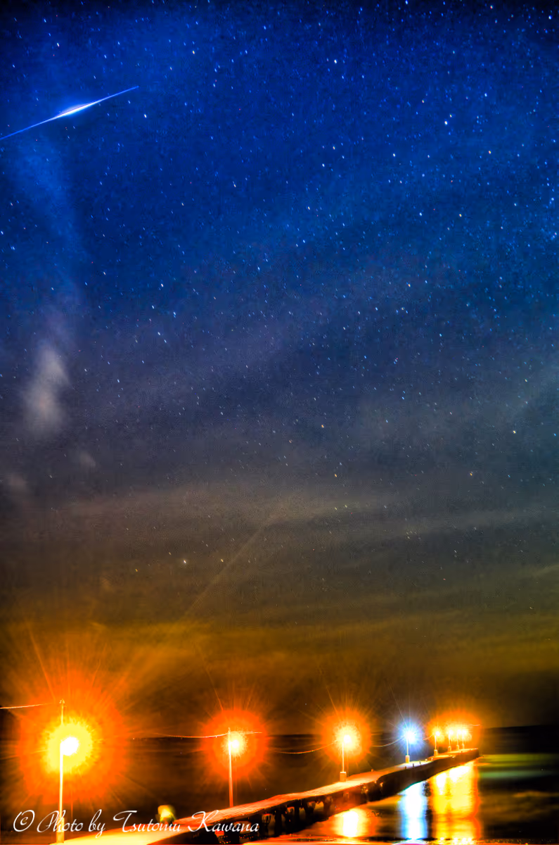 投稿写真：電球灯す、桟橋の空に流るる星の輝き、瞬くなり。