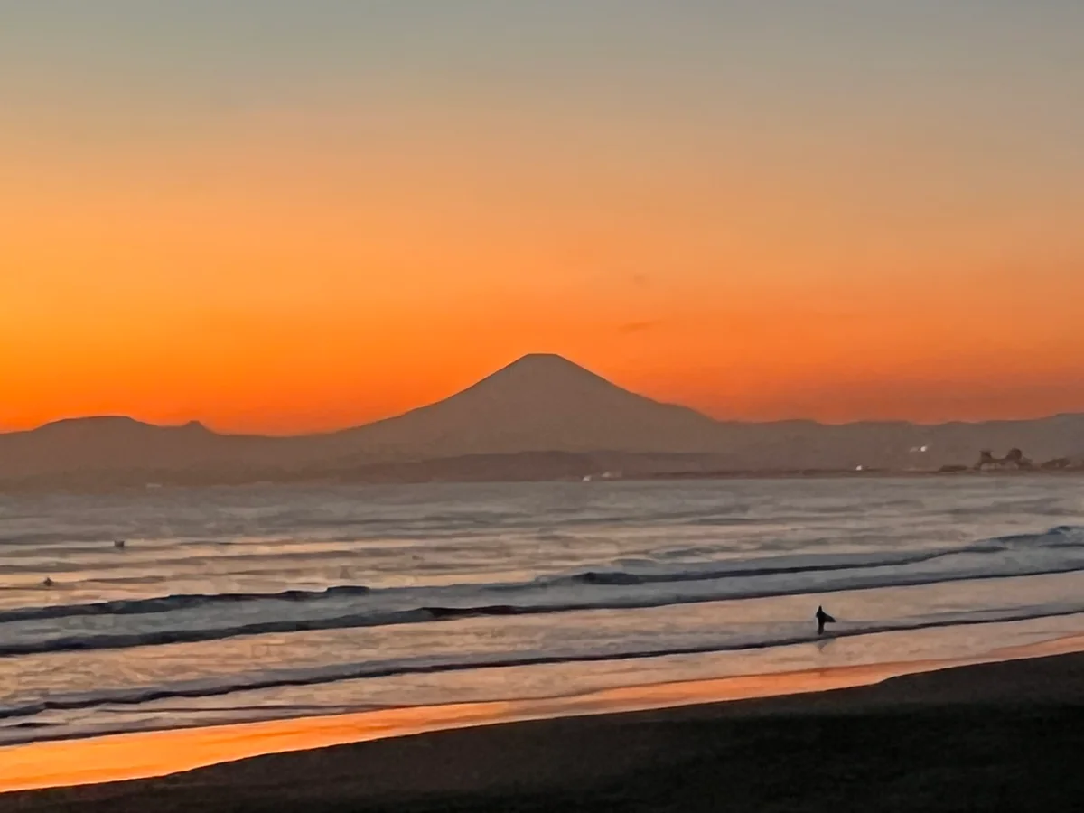 投稿写真：夕日と富士　何人かのサーファーを添えて