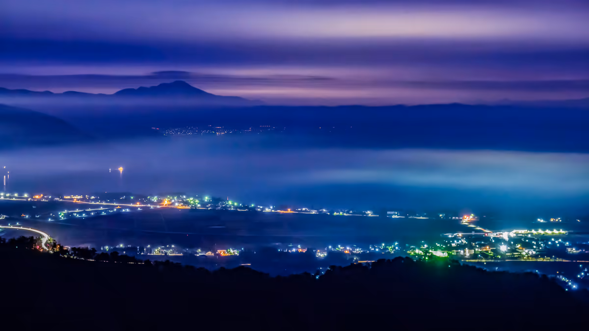 投稿写真：夜霧に咽ぶ奥琵琶湖の夜景