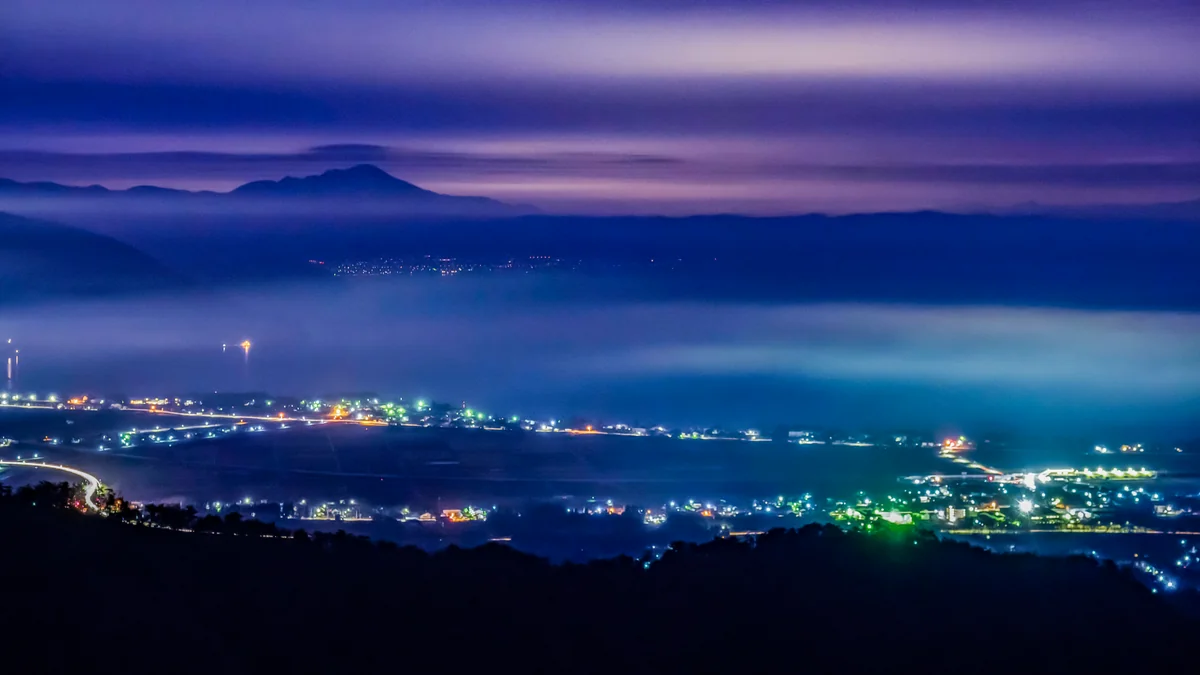 投稿写真：夜霧に咽ぶ奥琵琶湖の夜景