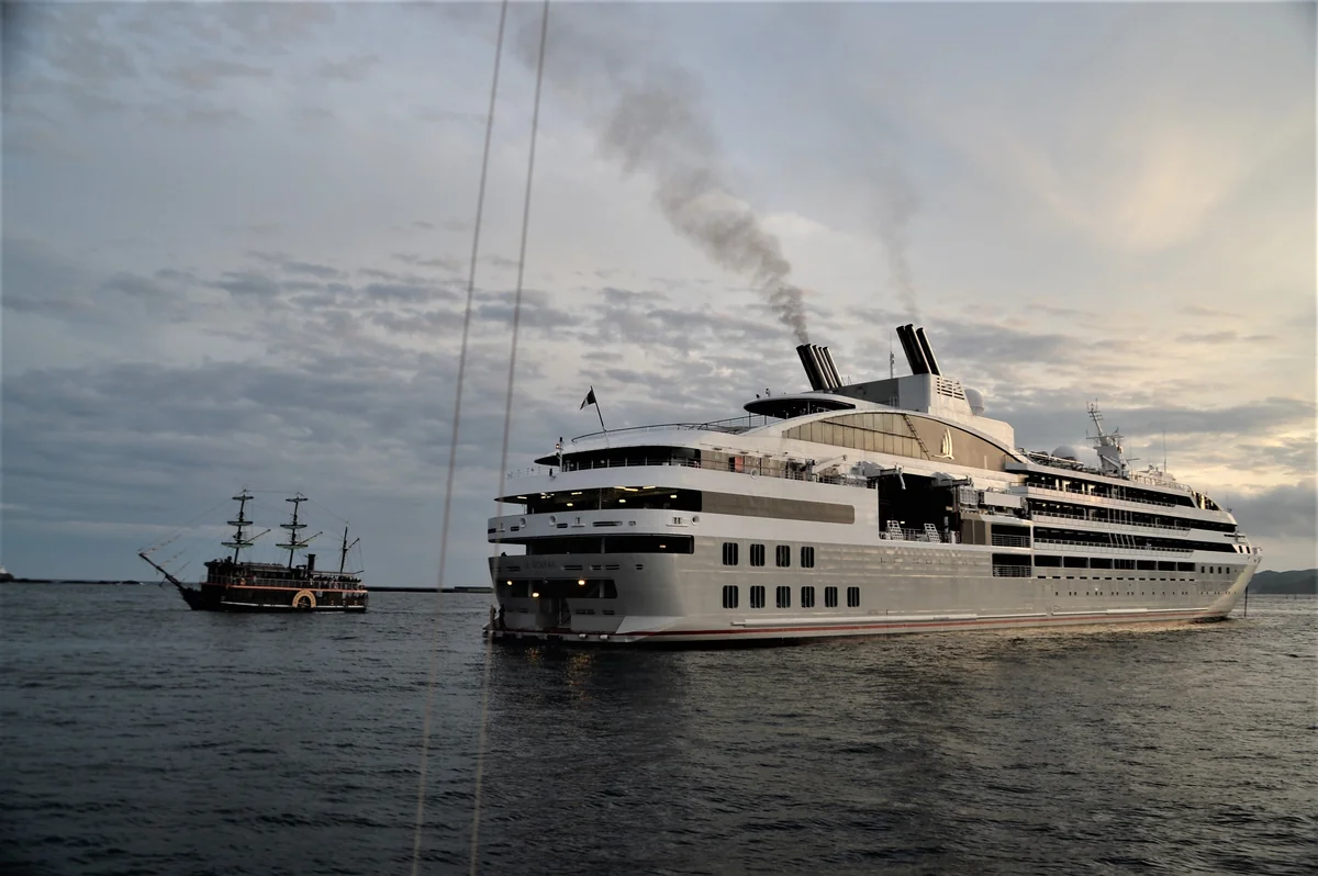 投稿写真：下田湾で交差するフランスの豪華客船とサスケハナ号