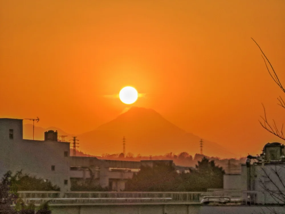 投稿写真：土星の様な夕日と笠雲富士