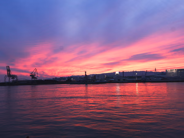 投稿：紫紺の空、焦がれる紅
