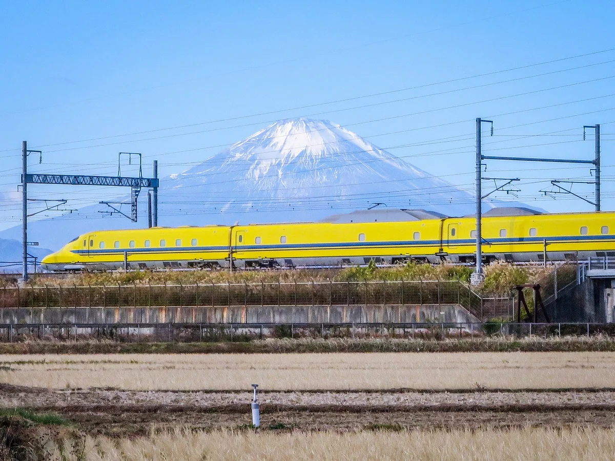 投稿写真：ドクターイエローと富士山