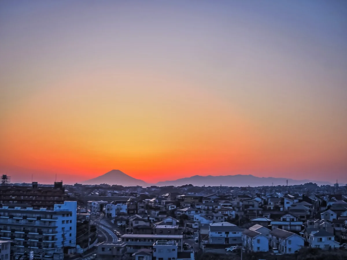 投稿写真：マジックアワーの富士山と丹沢山地