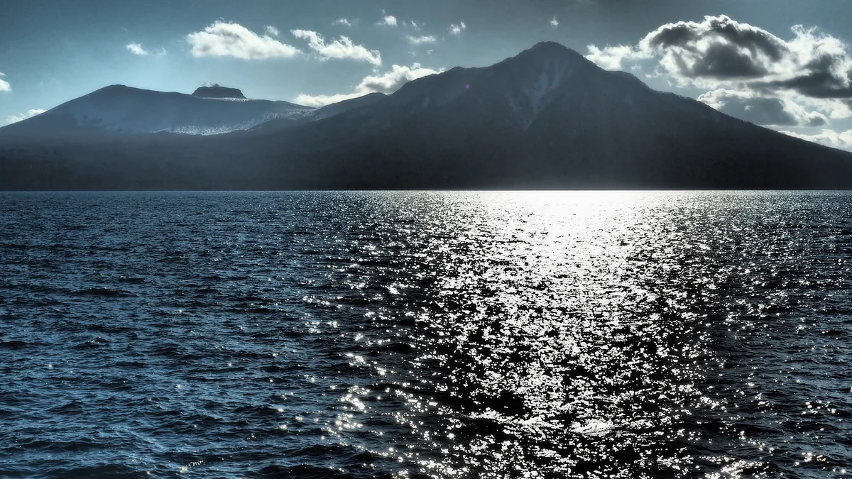 投稿写真：支笏湖と風不死岳、樽前山