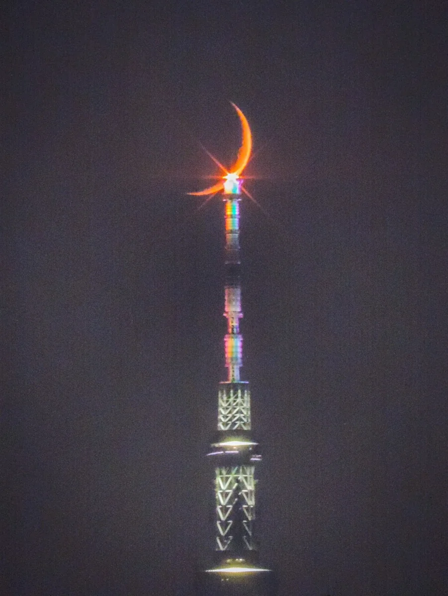 投稿写真：虹色スカイツリーにキッスする四日月