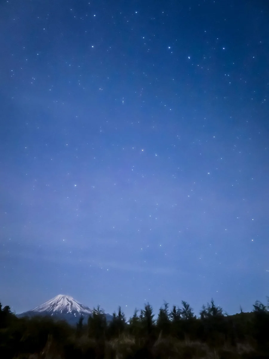 投稿写真：富士山の真上に輝く北極星と北斗七星