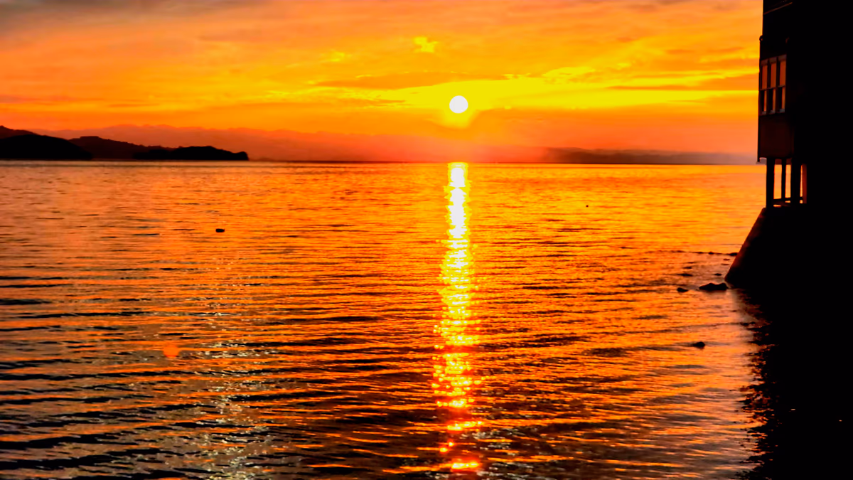投稿写真：深いオレンジ色の夕焼け