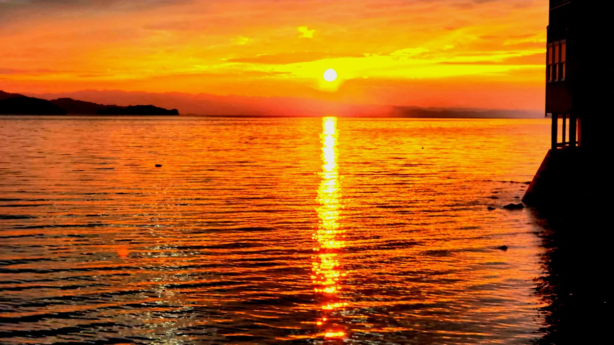 投稿写真：深いオレンジ色の夕焼け