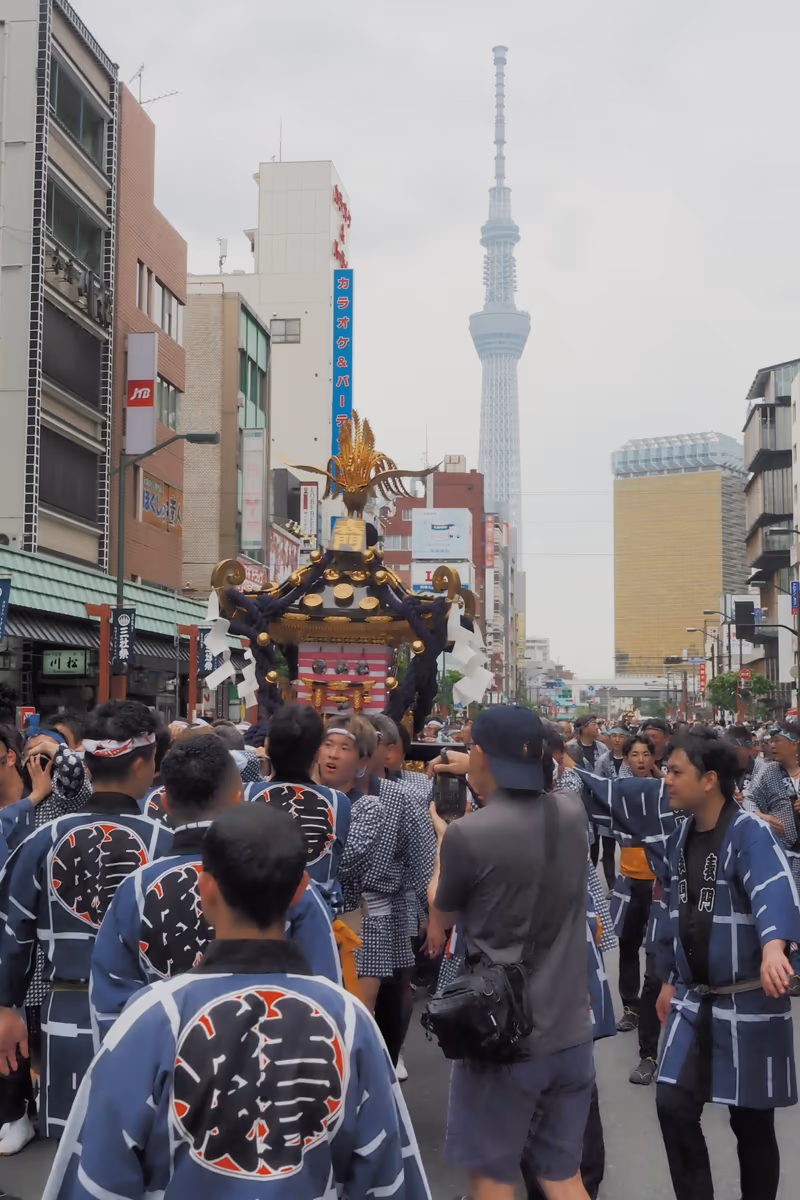 投稿写真：三社祭　神輿とスカイツリー