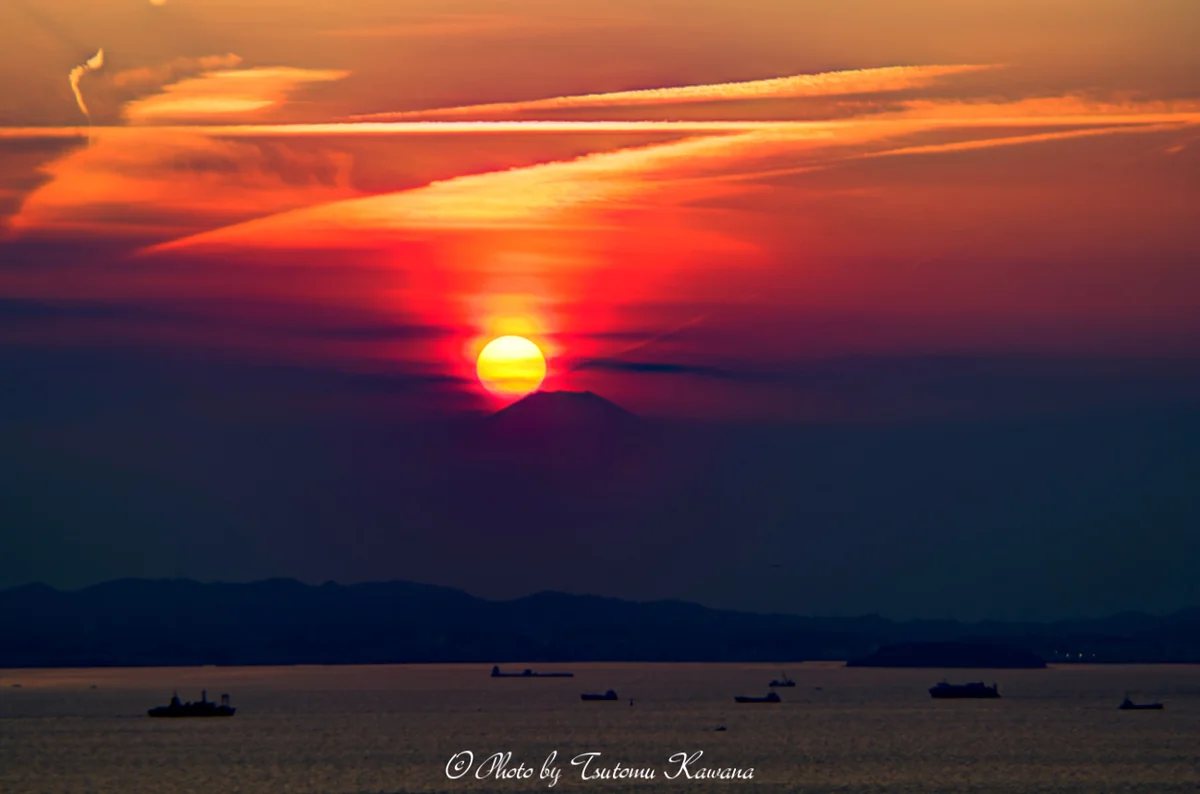 投稿写真：春霞に揺らぐ、ダイヤモンド富士の夕陽
