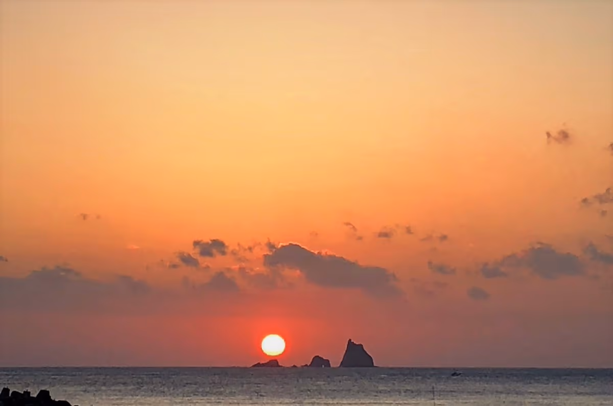 投稿写真：三本岳に太陽が沈むサンセット