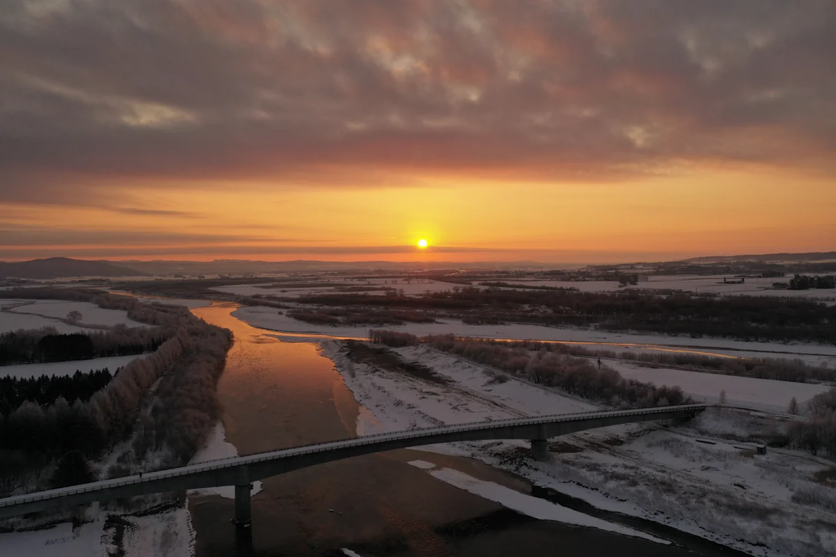 投稿写真：冬の千代田堰堤から望む朝日