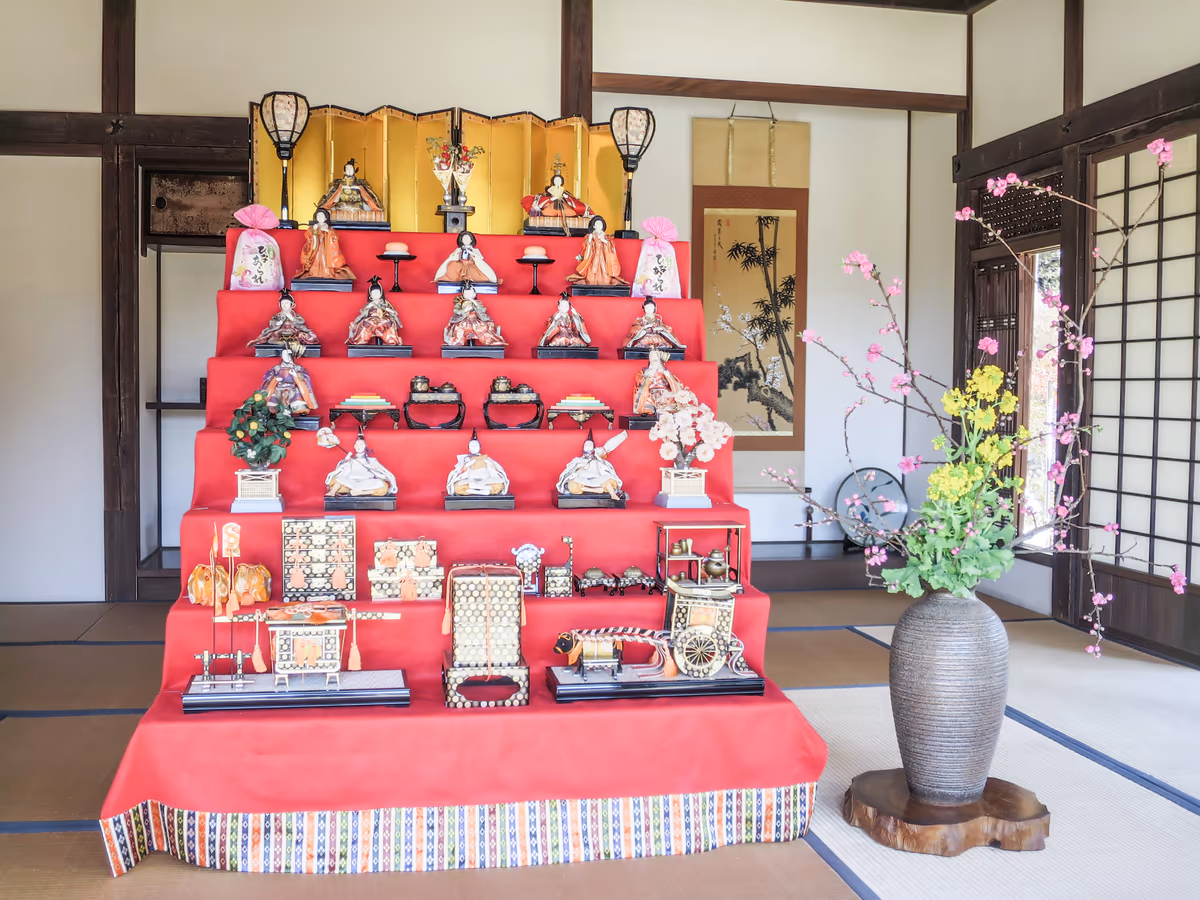 投稿写真：ひな飾りと生け花