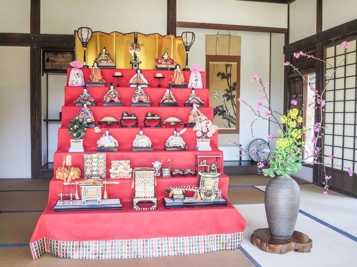 投稿写真：ひな飾りと生け花