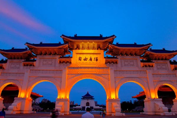 投稿：自由広場門のライトアップ