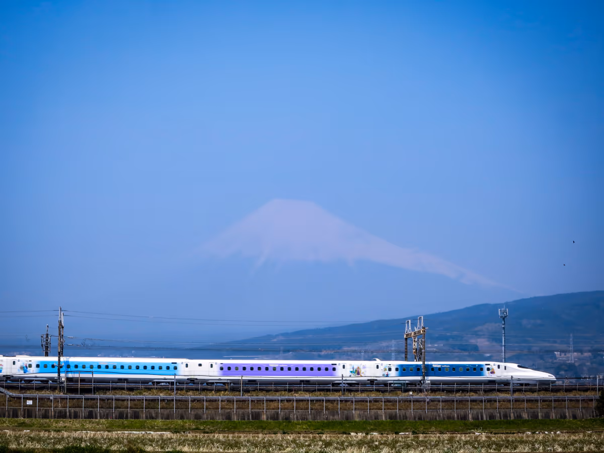 投稿写真：ディズニー新幹線と霞富士