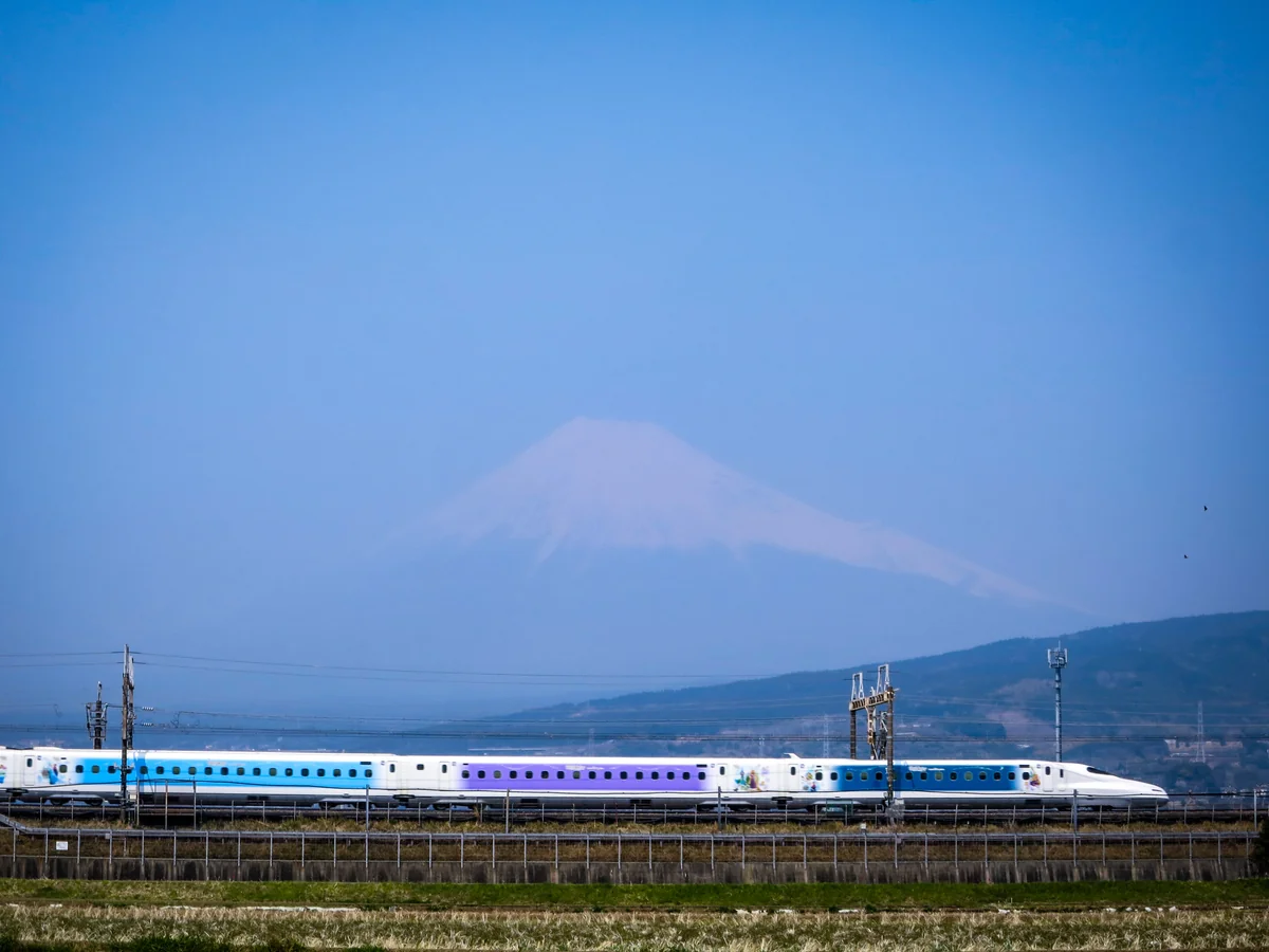 投稿写真：ディズニー新幹線と霞富士