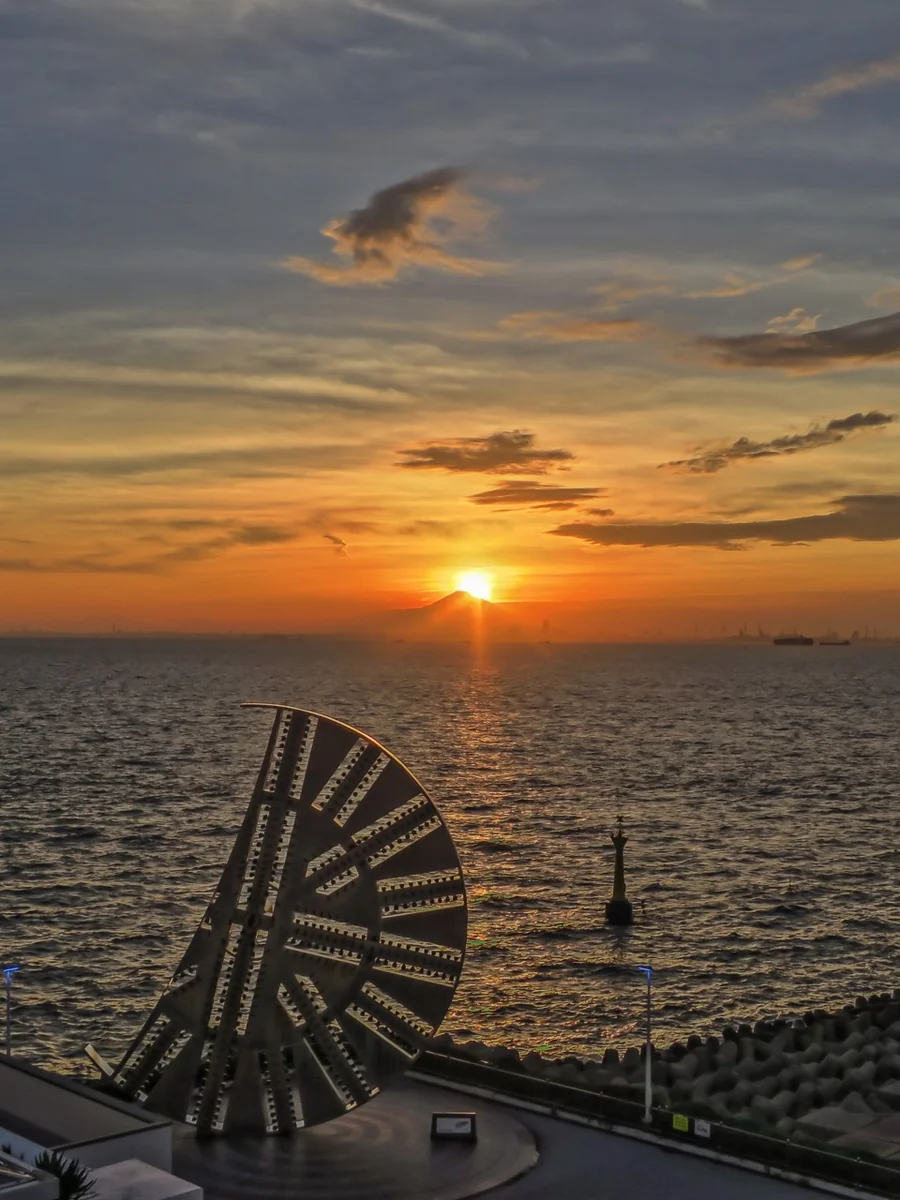 投稿写真：アクアトンネル掘削カッターとダイヤモンド富士