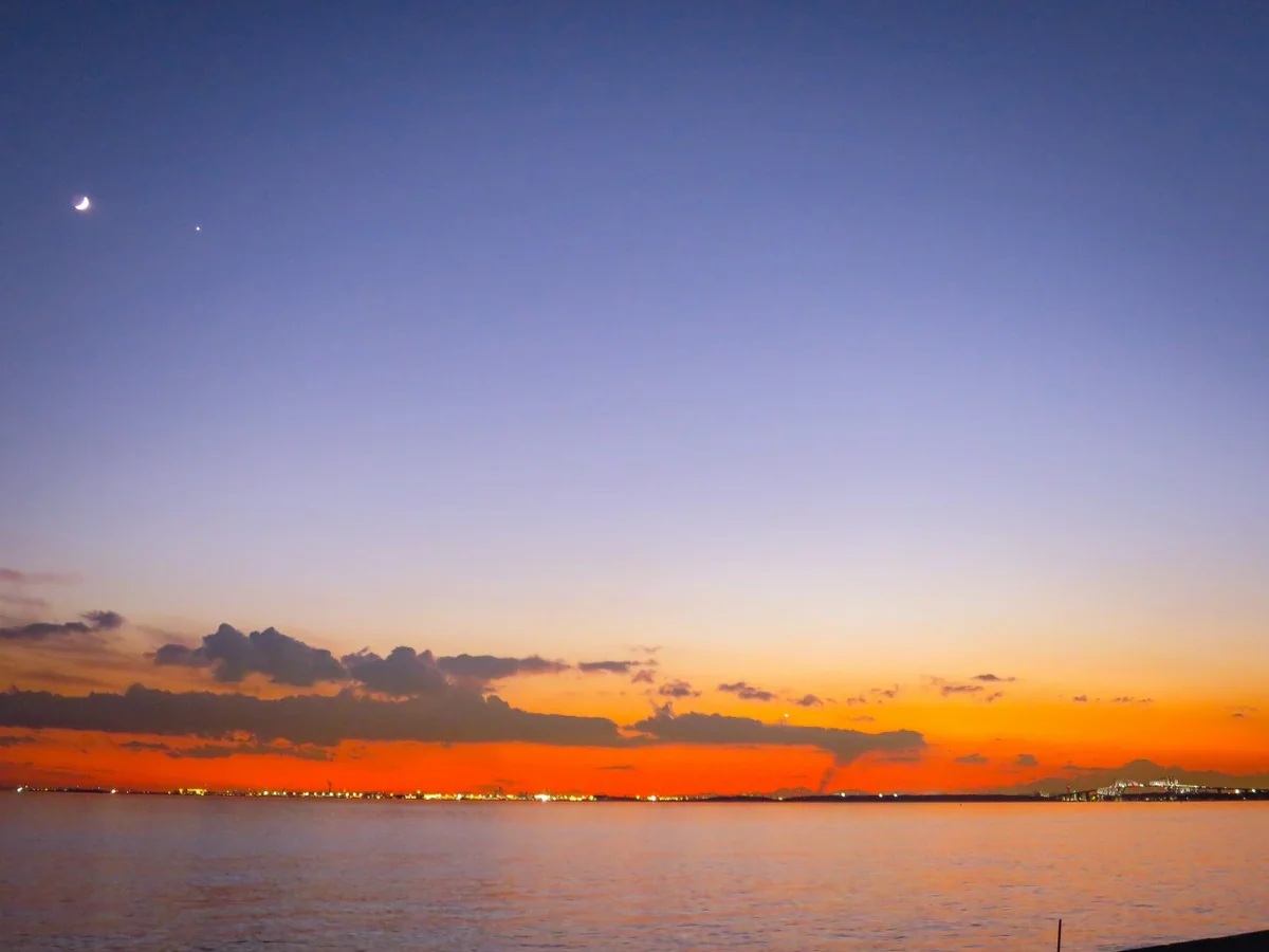 投稿写真：最接近の五日月と宵の明星とゲートブリッジと夕富士